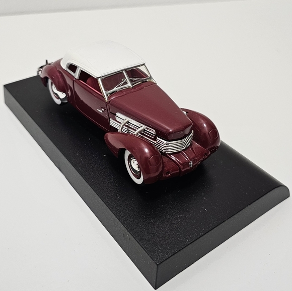 Signature Models 1937 Cord 812 Supercharged Coupe Diecast Car Model - Picture 7 of 15